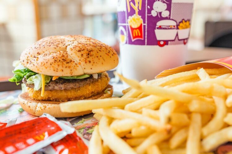 Ile kcal ma cheeseburger z mc? | cheeseburger z mc kcal