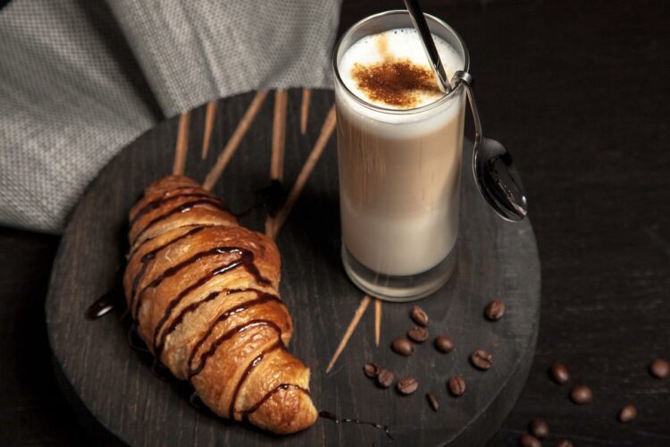 Ile kcal ma filiżanka kawy z mlekiem? | filiżanka kawy z mlekiem kcal