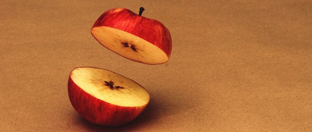 Ile kcal ma jabłko ze skórką? | jabłko ze skórką kcal