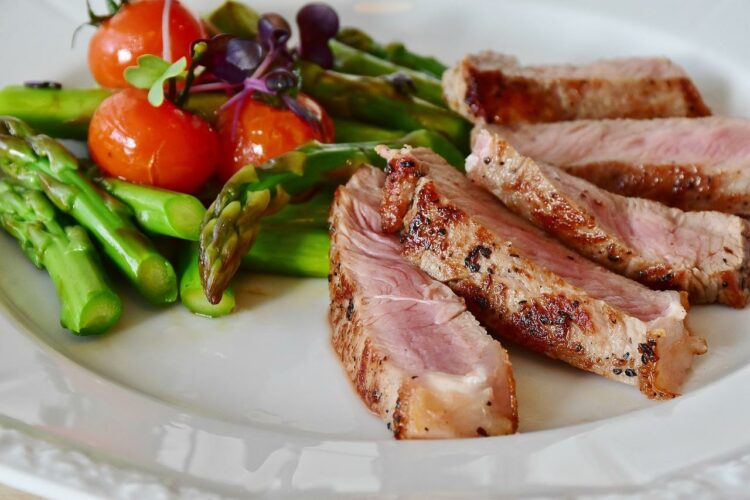 Ile kcal ma jeść 13 latka? | jeść 13 latka kcal