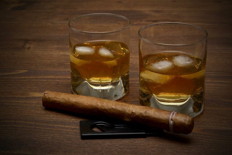 Ile kcal ma kieliszek whisky? | kieliszek whisky kcal