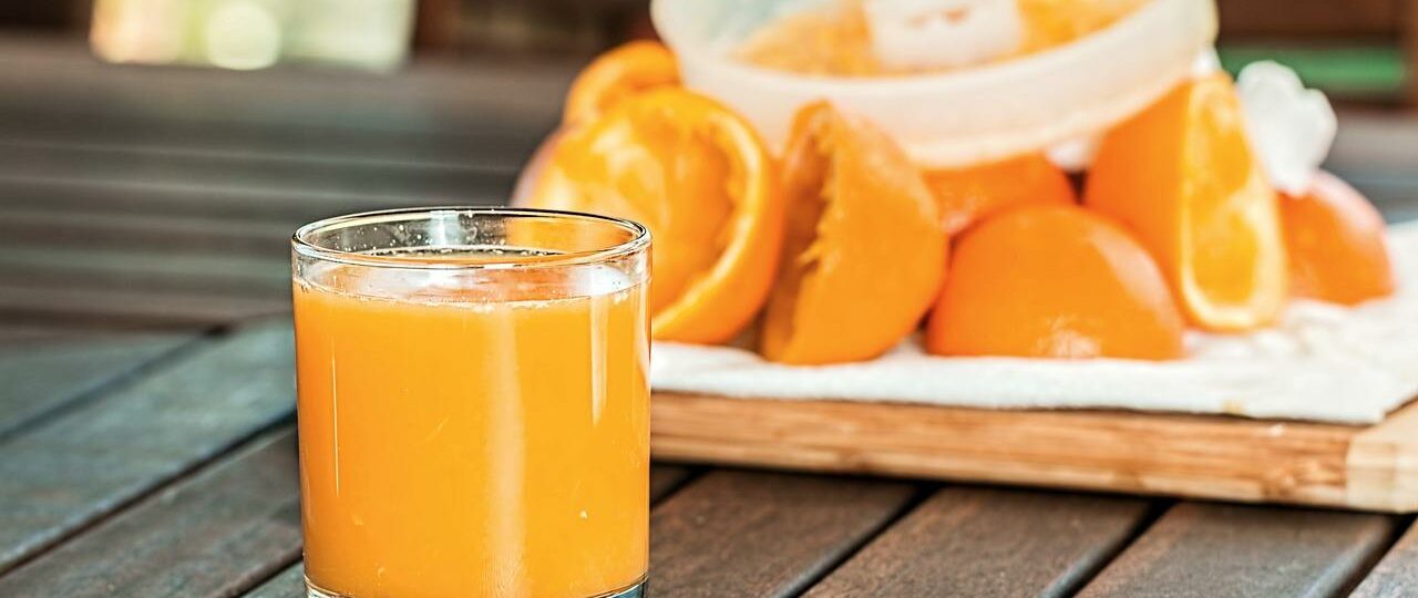 Ile kcal ma sok wyciśnięty z pomarańczy? | sok wyciśnięty z pomarańczy kcal