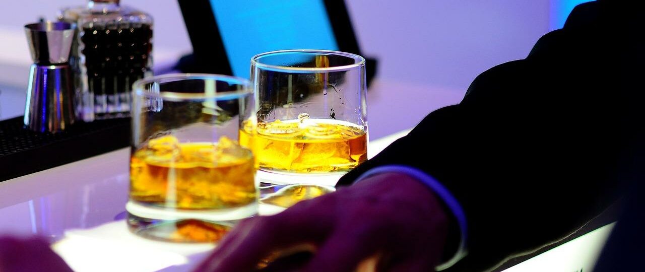 Ile kcal ma szklanka whisky? | szklanka whisky kcal