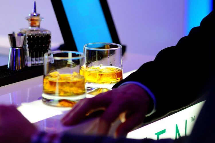 Ile kcal ma szklanka whisky? | szklanka whisky kcal