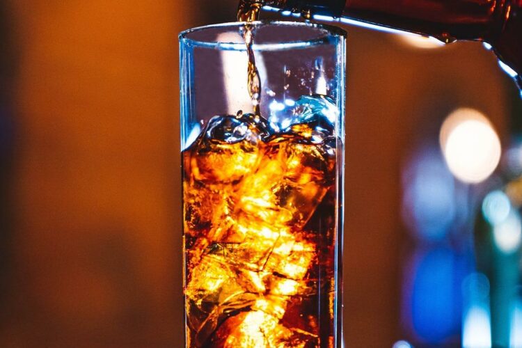 Ile kcal ma whisky z colą? | whisky z colą kcal
